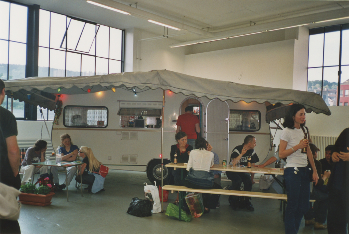 Esther Eppstein "message salon Wohnwagen", Vernissage "Let's be friends", Migros Museum Zürich