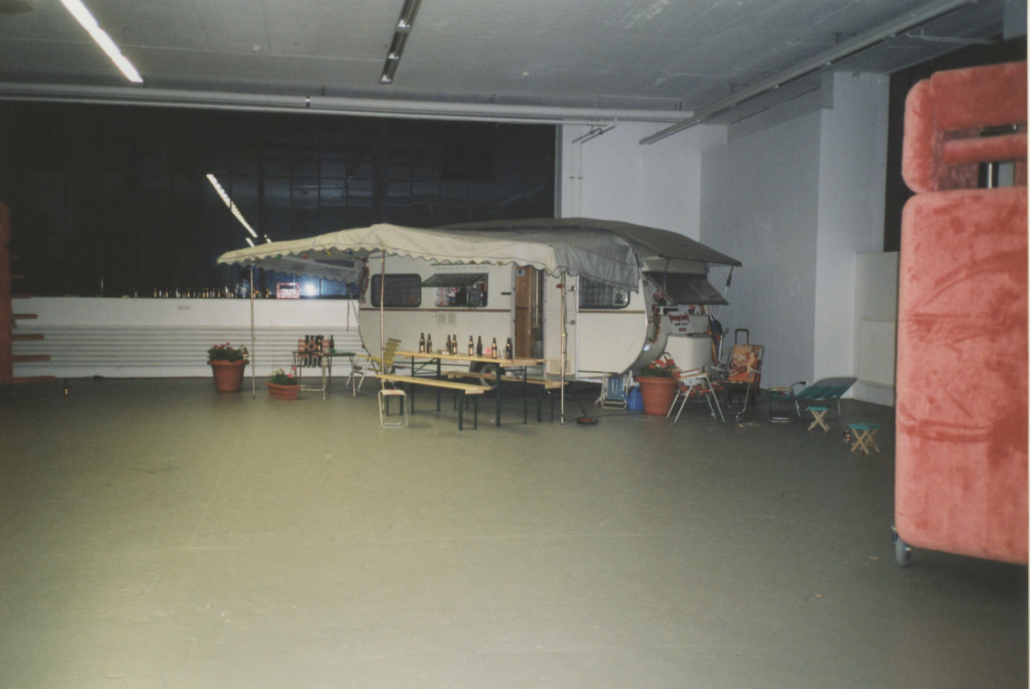 Esther Eppstein "message salon Wohnwagen", nach der Vernissage "Let's be friends", Migros Museum Zürich