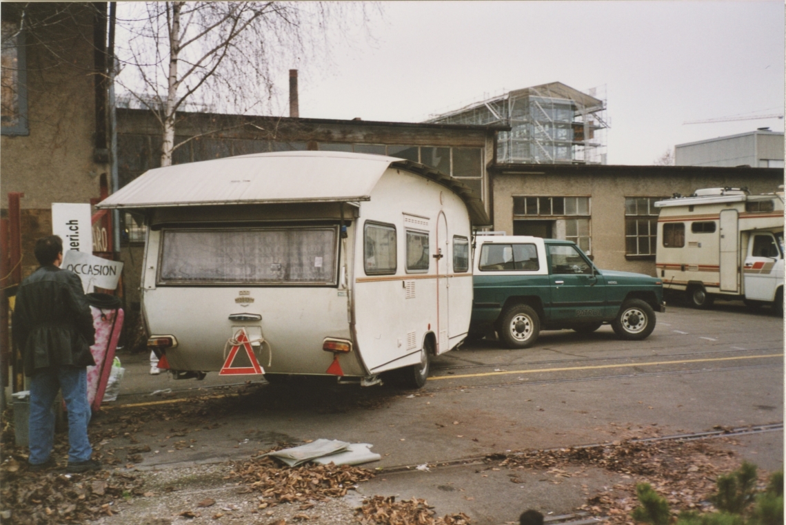 Der message salon Wohnwagen wird vom Standplatz abtransportiert, Pfingstweidstrasse, Zürich
