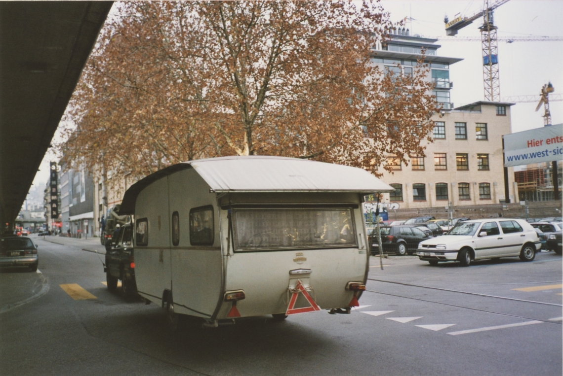 Der message salon Wohnwagen auf der Hardstrasse unterwegs zum Migros Museum, Zürich