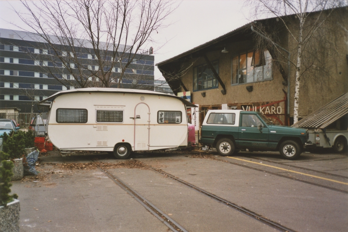 Der message salon Wohnwagen wird vom Standplatz abtransportiert, Pfingstweidstrasse, Zürich