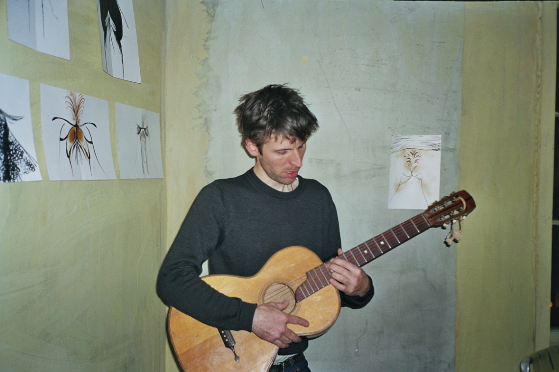 Alexis Saile spielt in seiner Ausstellung, "Pornographisches Kabinett du XXe Siècle", message salon, Perla-Mode, Zürich
