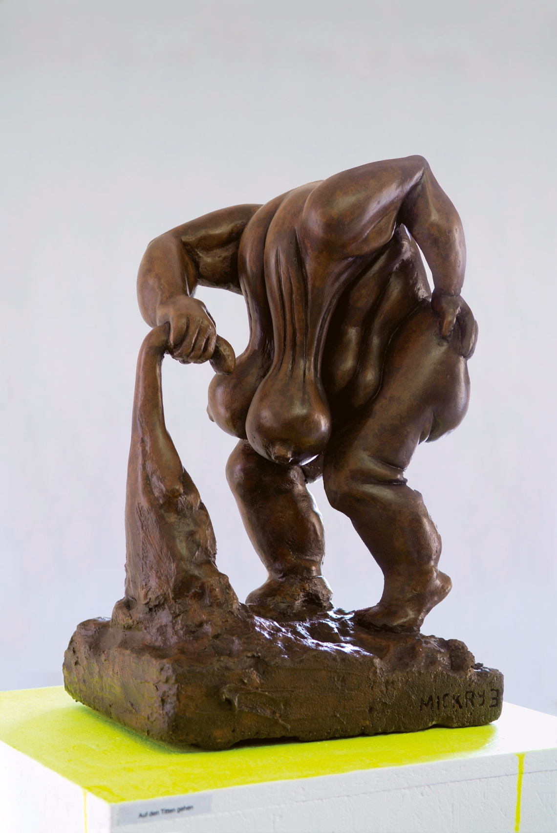 Mickry 3 "Auf den Titten gehen", 2007, Ytong, Acryl,61x 46x 30cm, Foto Mickry 3 