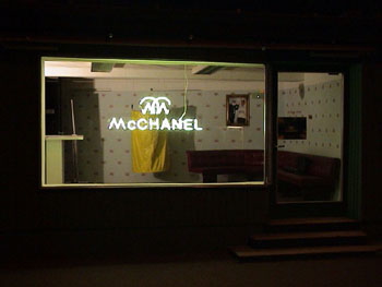 McChanel Fast Fashion Laden bei Nacht, message salon Rigiplatz, Zürich, Fotpo McChanel 2003