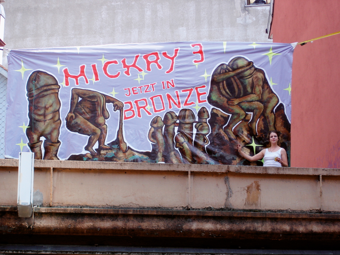 Mickry 3 "Die Schwere des Seins", bemalte Blache, 2007, message salon, Perla-Mode Terrasse, Zürich, Foto Mickry 3