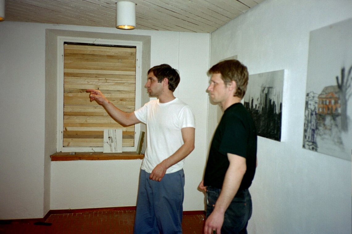 David Chieppo und Sergei Nikokoshev, Aufbau der Ausstellung "Transitional Report",  message salon Rigiplatz, Zürich