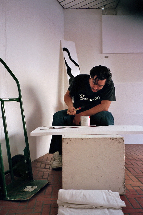 Diego Fernández, Felipe Mujica und Johanna Unzueta "Dispersed Pieces of Something", Aufbau der Ausstellung, Kunstproduktion im message salon Rigiplatz, Zürich