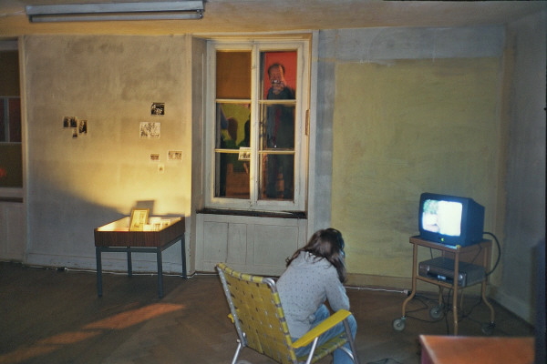 message salon Eröffnungsausstellung, Esther Eppstein, VHS-Video auf Monitor, Fotografien aus dem Epstein Familienalbum, Perla-Mode, Zürich
