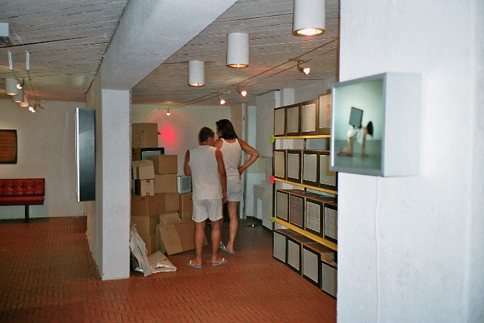 Clare Goodwin "Un-plugged TV shop", message salon, Rigiplatz, Zürich