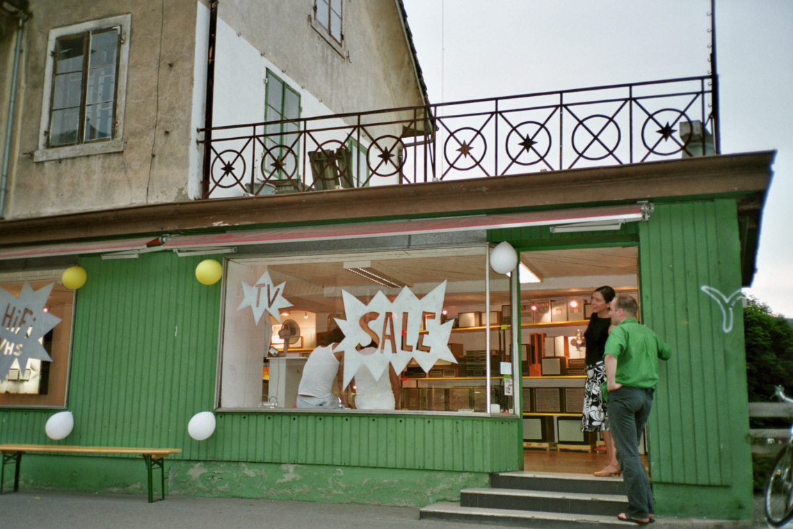 Clare Goodwin "Un-plugged TV shop", message salon, Rigiplatz, Zürich