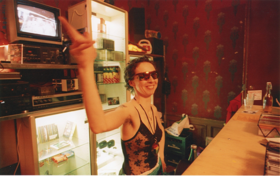 Esther Eppstein im message salon Take Away Kassettenshop, Villa Tobler, Zürich. Foto© FBM Studio, Zürich