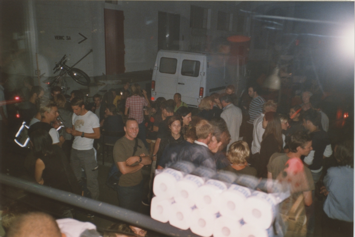 Die kleine message salon Nachtboutique, Partyvolk im Hof, Löwenbräuareal Zürich