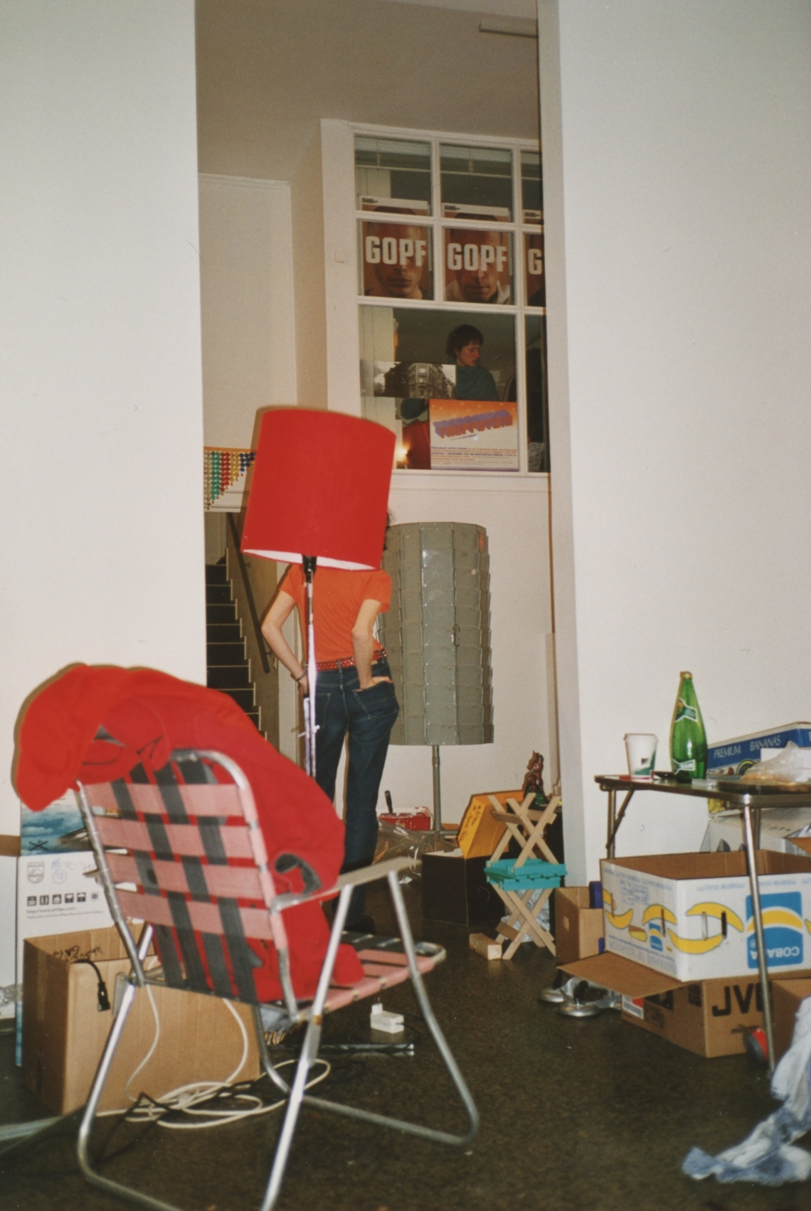 message salon in Paris, Esther Eppstein beim Aufbau, Centre Culturel Suisse