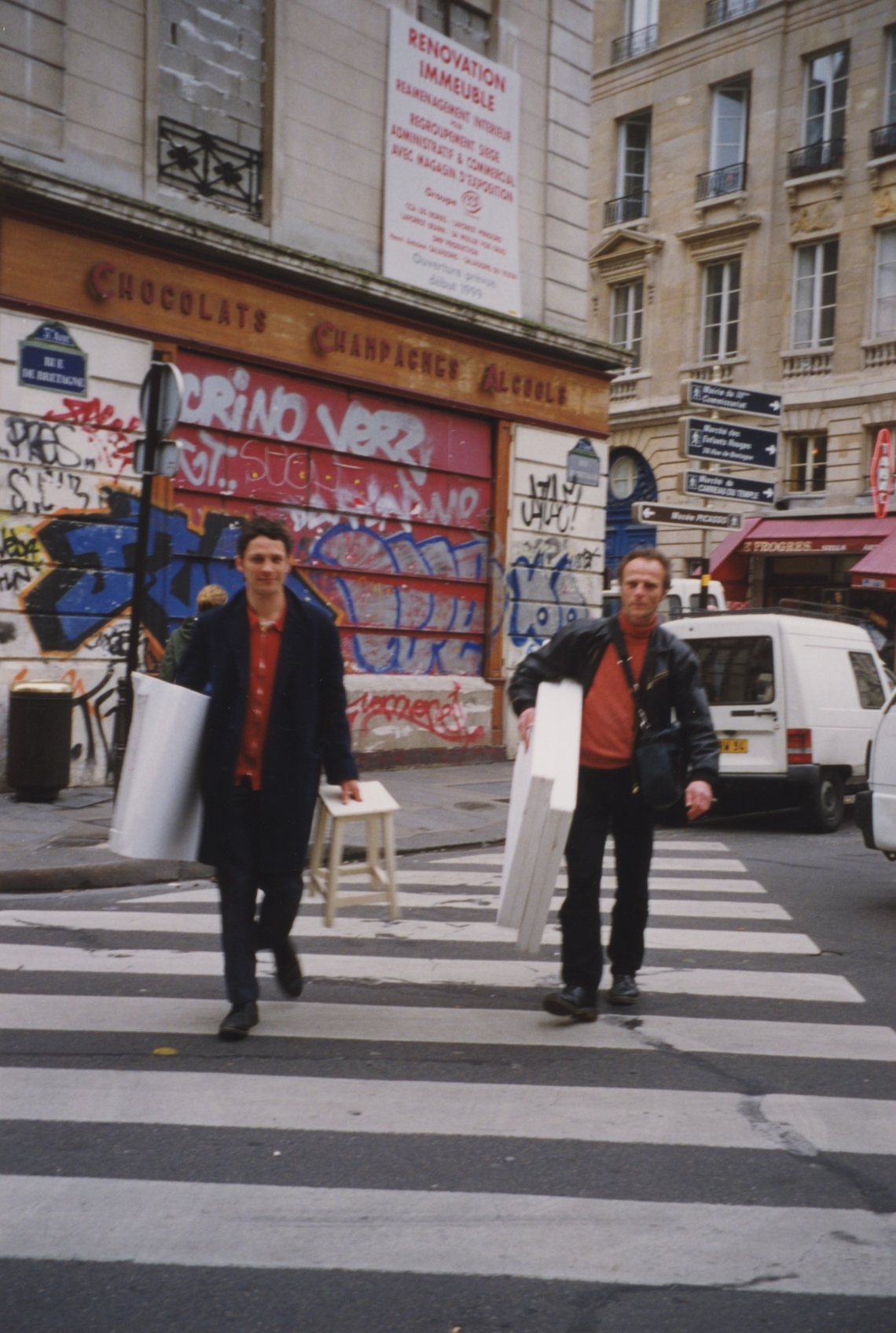 message salon in Paris, Jörg Köppl & Peter Zacek, Performance  in den Strassen von Paris, Centre Culturel Suisse