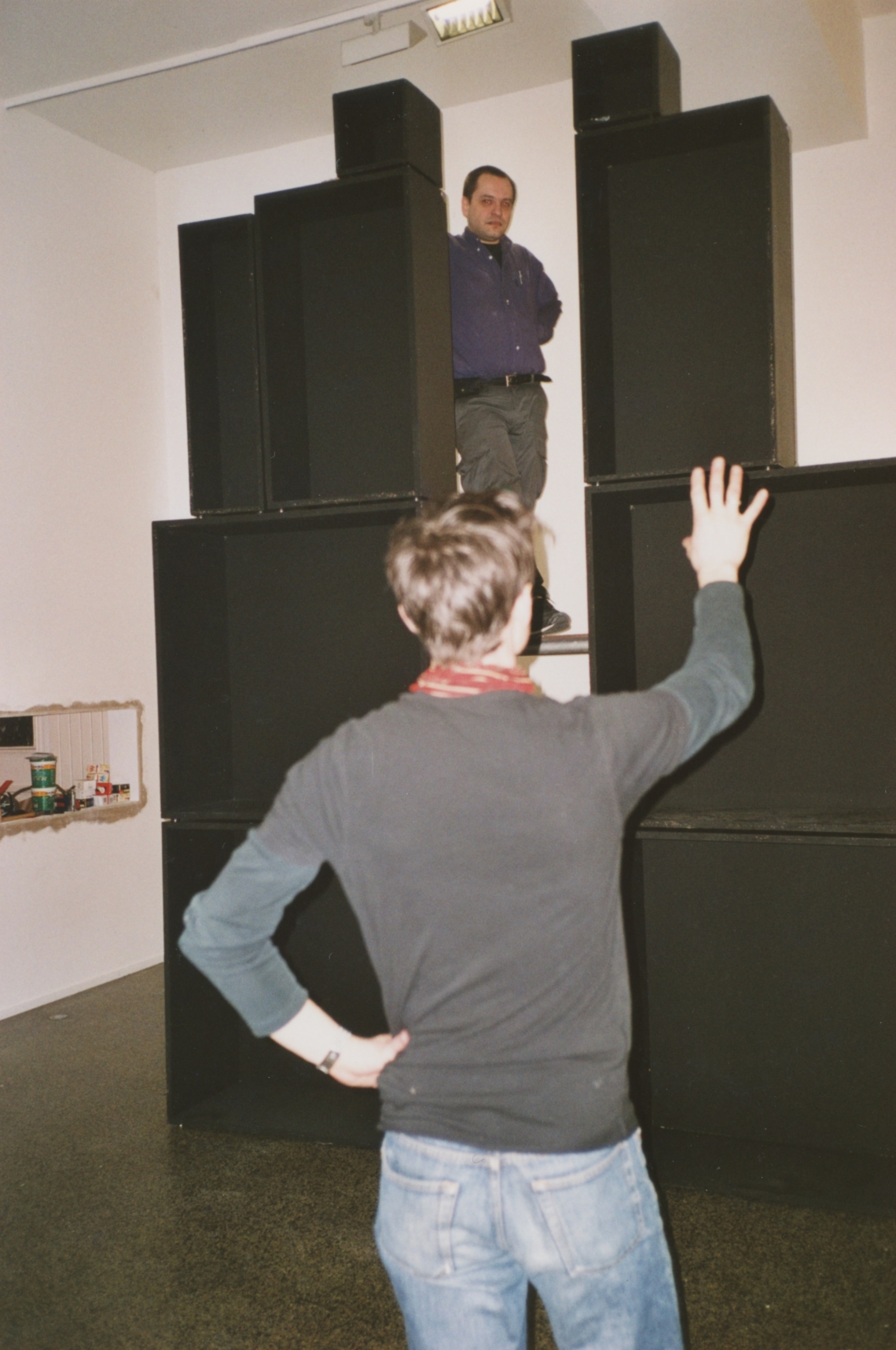 message salon in Paris, Laurent Goei beim Aufbau, Centre Culturel Suisse