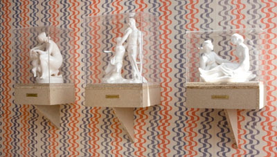 Mark Divo, v.l.n r. Der Sündelohn, Familie als Vorwand, Der Besserwisser, 2009 Porzellan, Foto Divo Institut