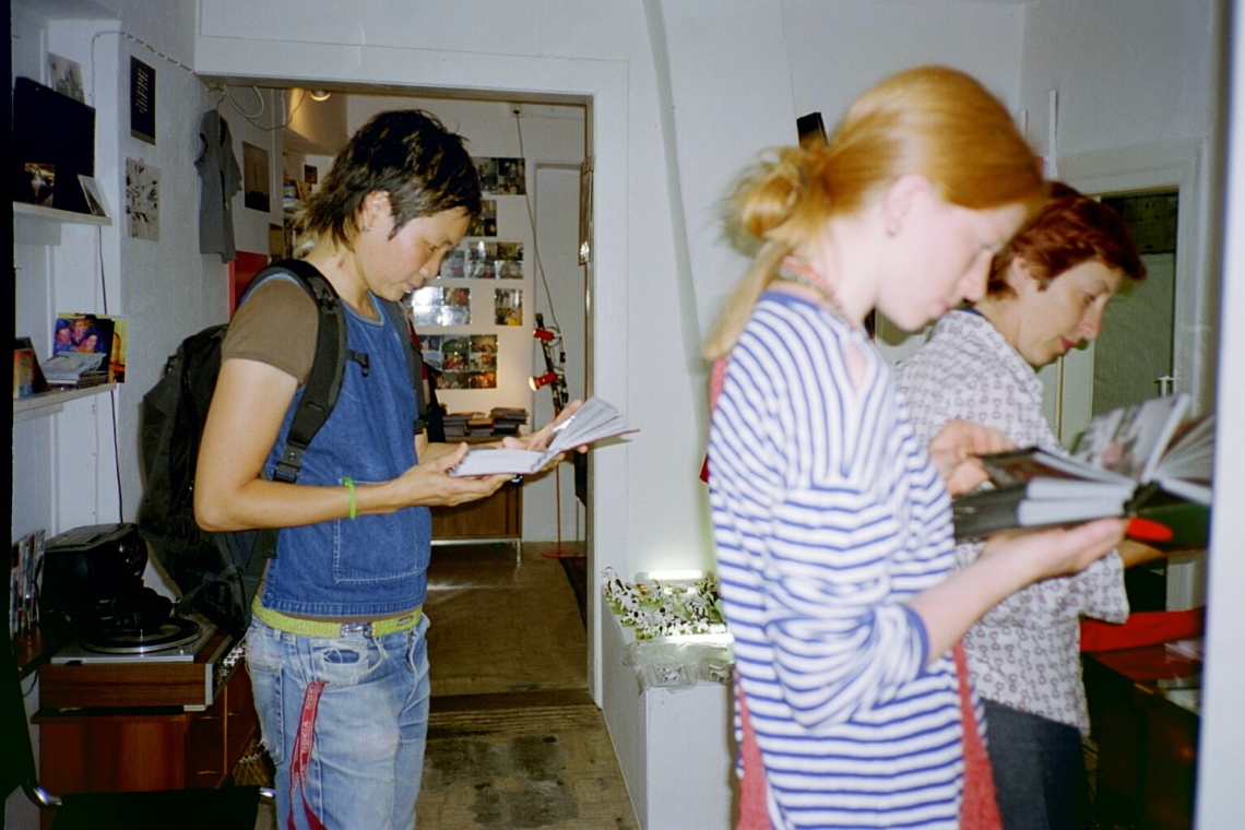 message salon Fotoalben 2001–2004 von Esther Eppstein, zur Ansicht im message salon shop und videoclub, Rigiplatz, Zürich