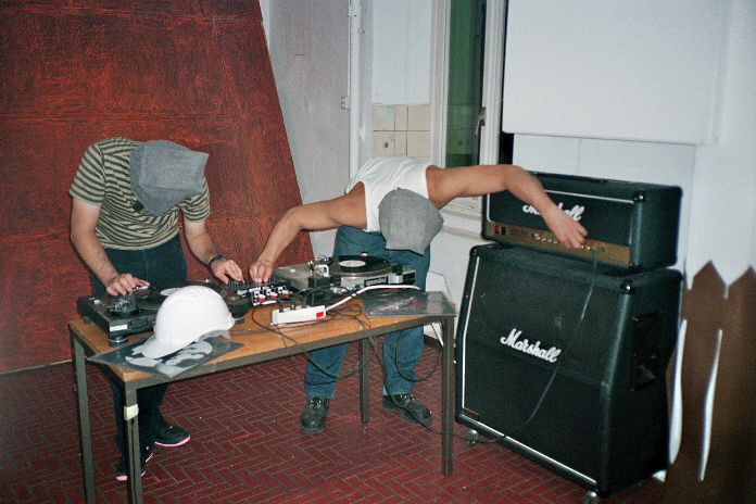 "Tazos", Performance, Kostüm-Skulptur von Johanna Unzueta, message salon Rigiplatz, Zürich