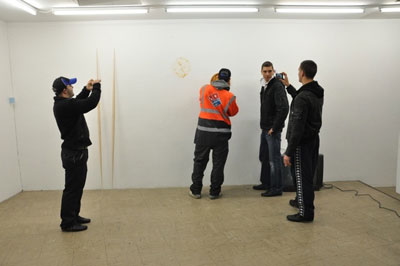 Patrick Hari "The Profanation of the Indexical Problematic, in the Case of the Instant Picture, in a Triadic Model", performance with pizza delivery man, 21 October 2009, Perla-Mode, Zurich, photo Veronika Spierenburg